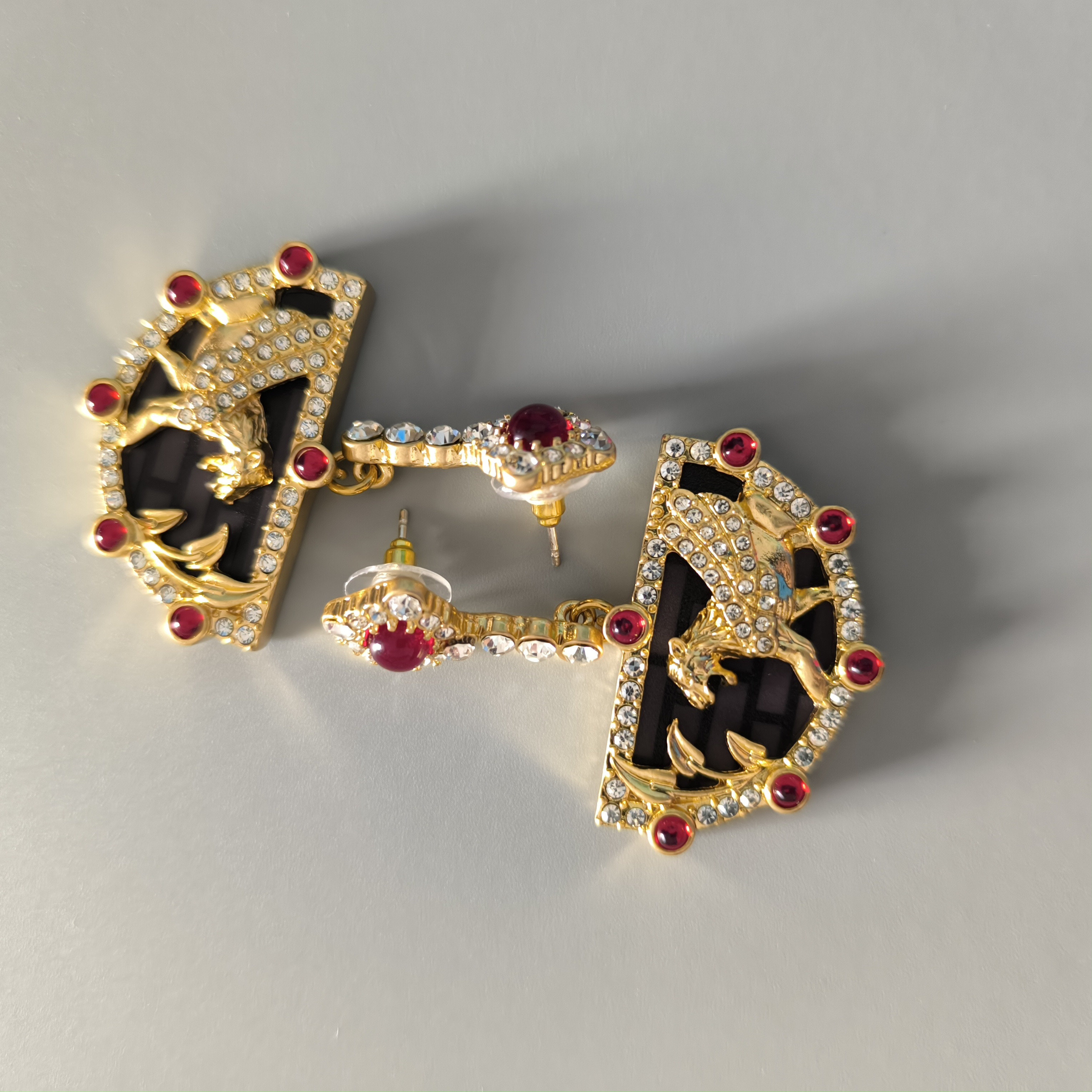 Europe fly lion fake diamonds earrings