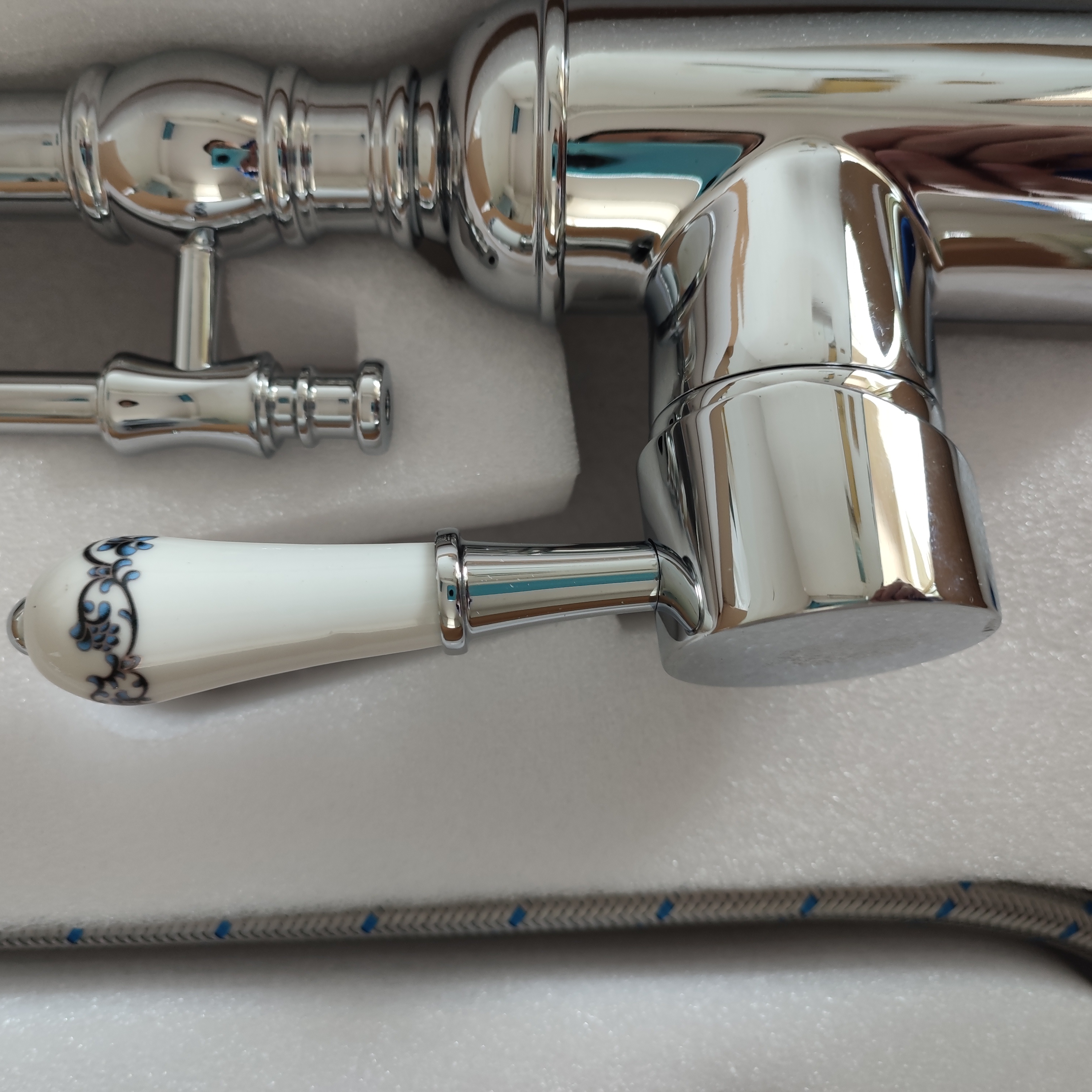 Upgrade dual outlets sliver chrome color family kitchen faucet